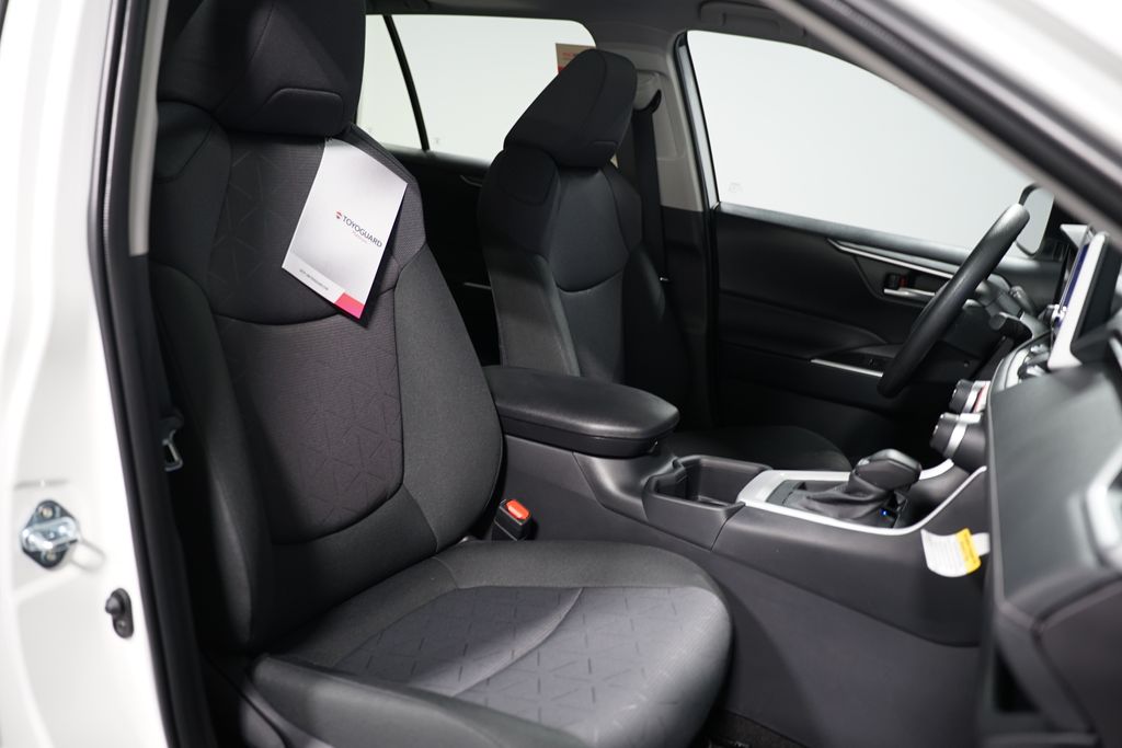 2025 Toyota RAV4 XLE 28
