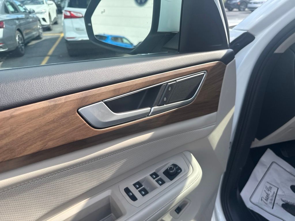 2024 Volkswagen Atlas 2.0T SE w/Technology White at South Hills CDJR