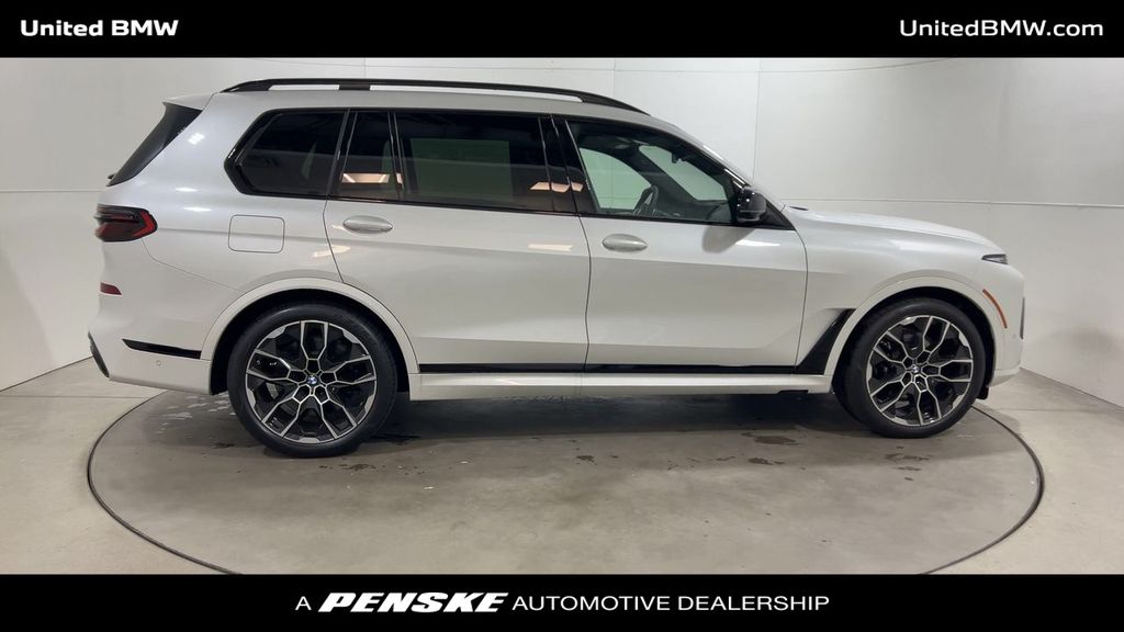 2025 BMW X7 M60i 9