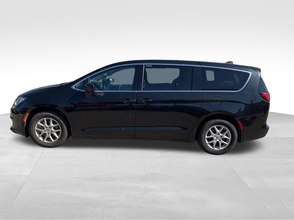 2023 Chrysler Voyager LX's photo