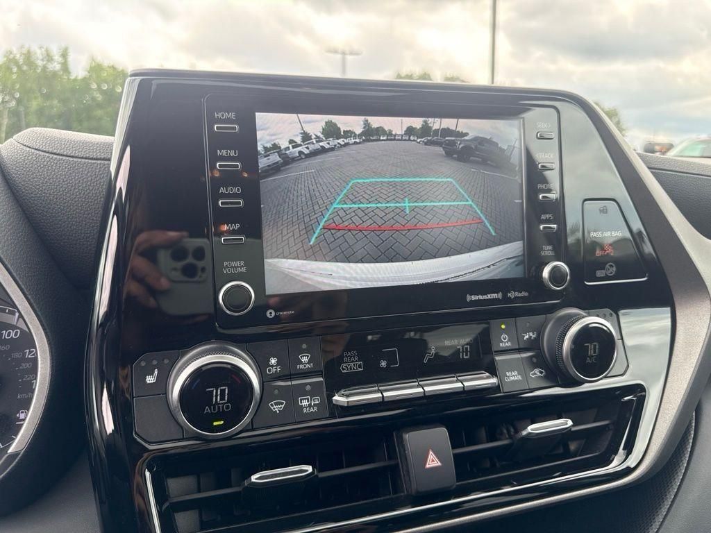 Used 2020 White Toyota XLE image 20