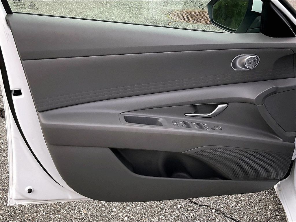 2024 Hyundai Elantra — photo 9