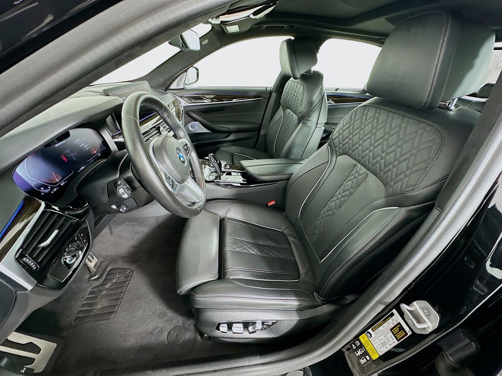 2022 BMW 5 Series M550i xDrive 22