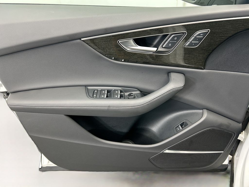 Thumbnail: 2025 Audi Q8 - 23