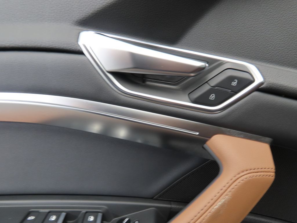 2022 Audi e-tron Premium 24