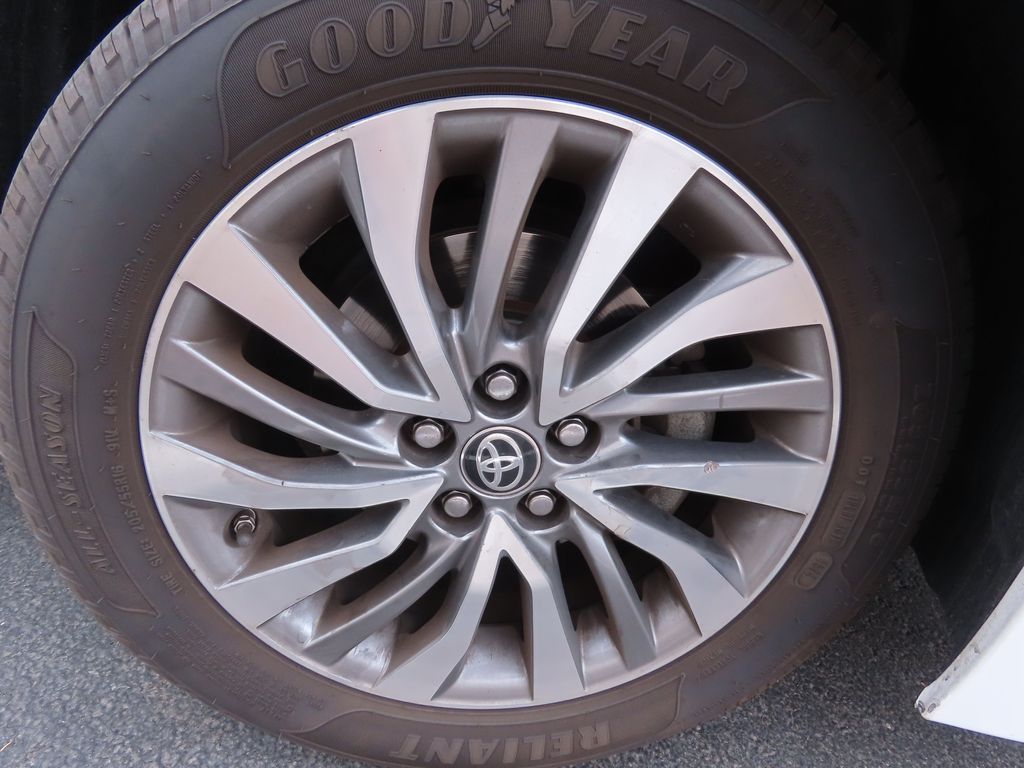 2017 Toyota Corolla XLE 18