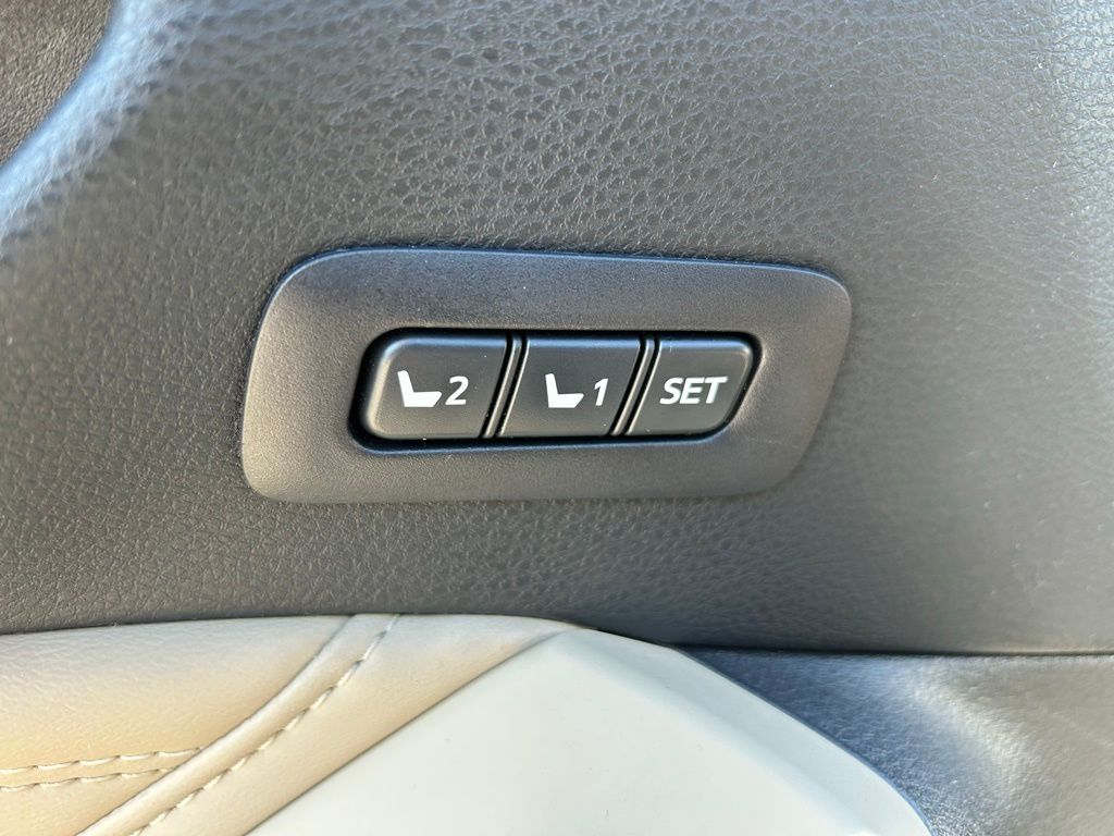 Thumbnail: 2019 Toyota Avalon - 18