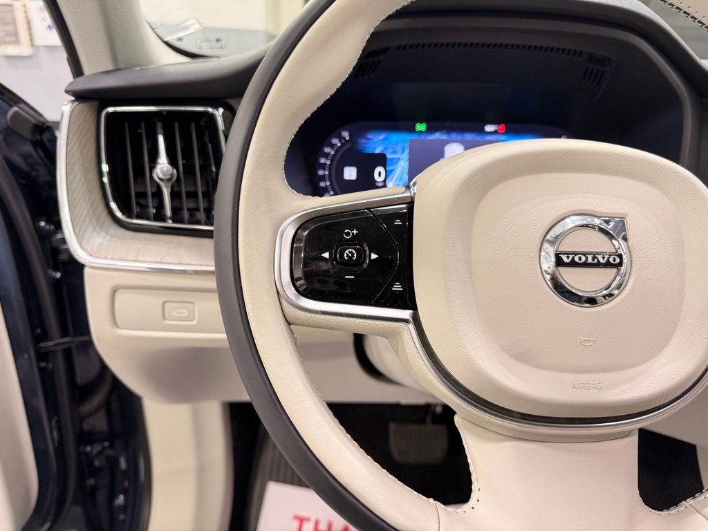 Thumbnail: 2023 Volvo XC60 - 12