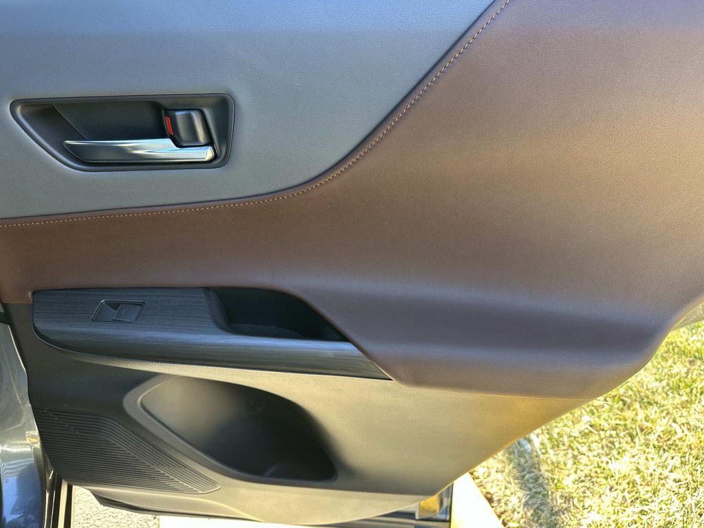 Thumbnail: 2023 Toyota Venza - 21