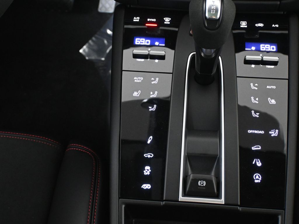 Thumbnail: 2026 Porsche Macan - 24