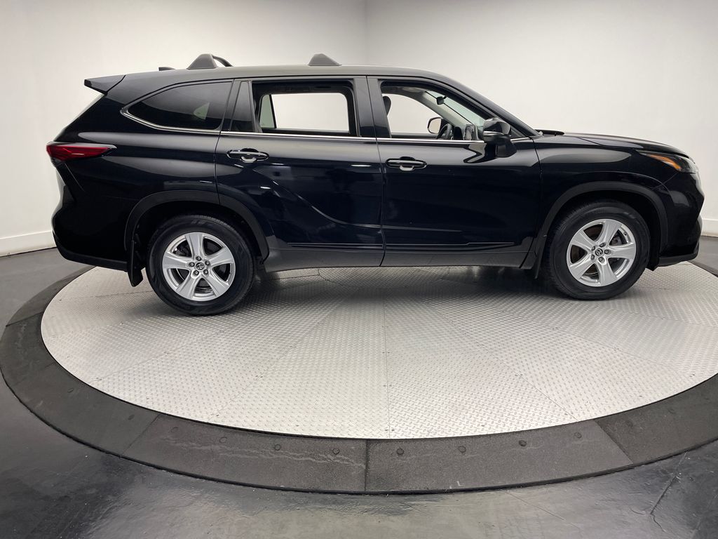 Thumbnail: 2022 Toyota Highlander - 4