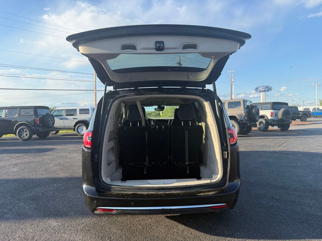 2023 Chrysler Pacifica Touring L - 4