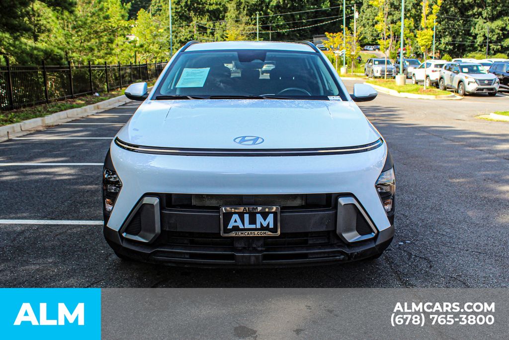 Used 2025 White Hyundai SEL image 9