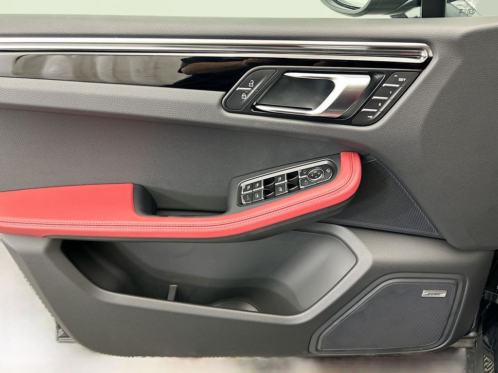 Thumbnail: 2026 Porsche Macan - 25