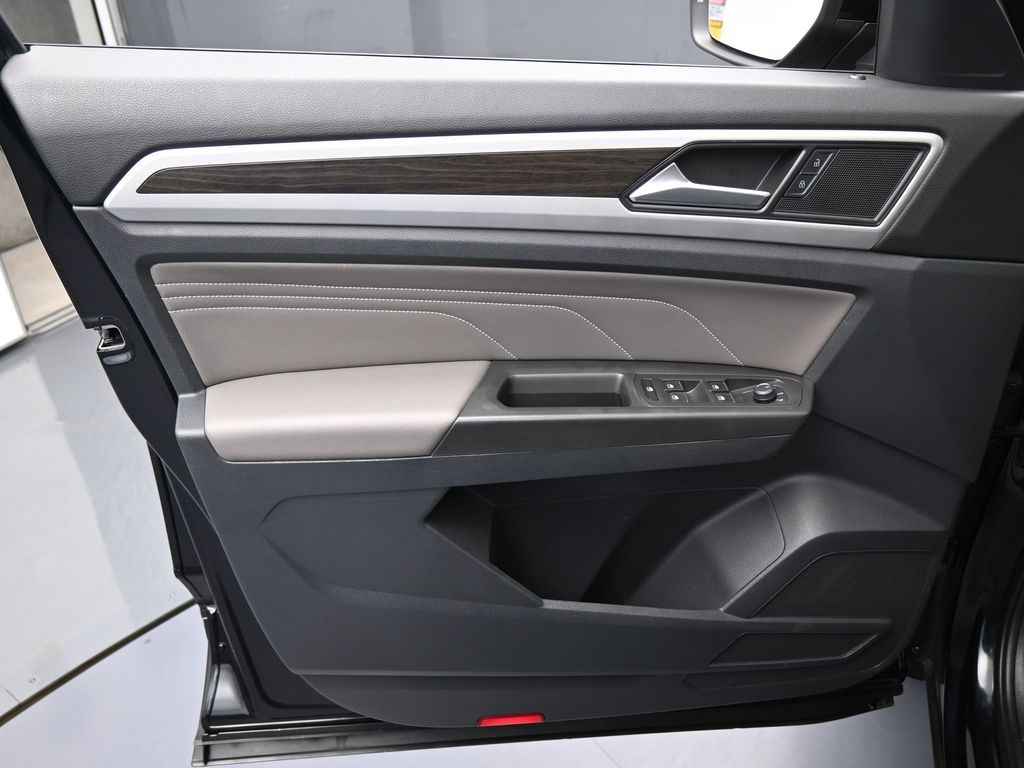 Used 2022 Deep Black Volkswagen 2.0T SE image 12