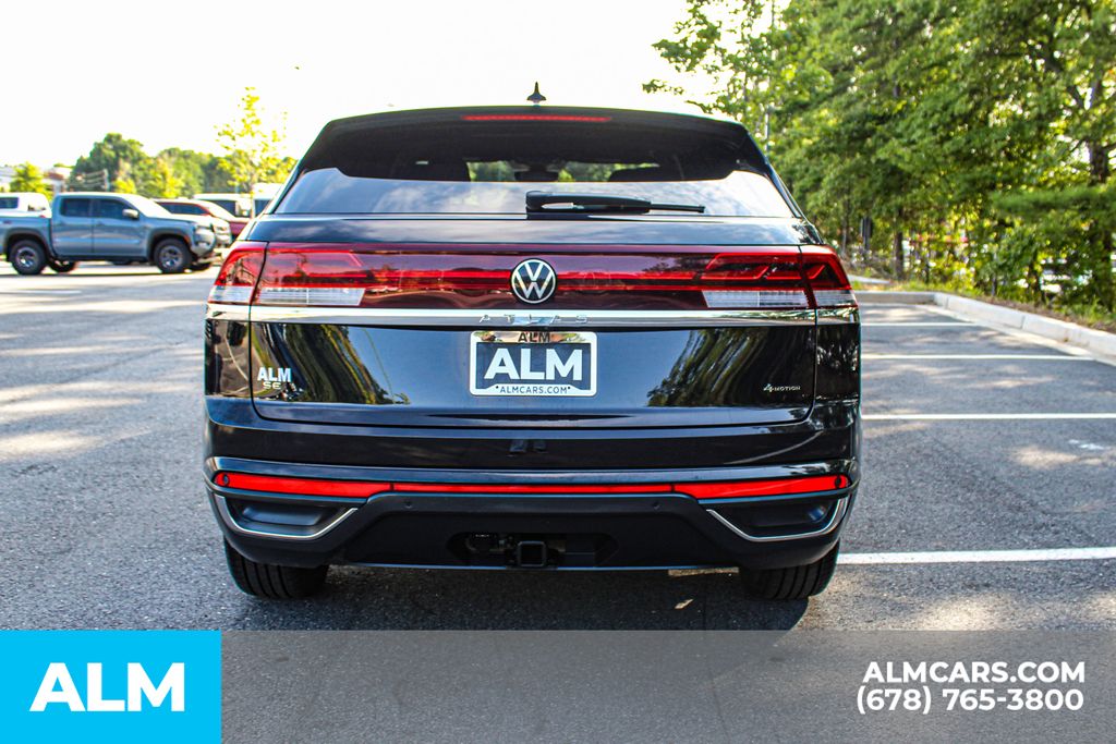 Used 2025 Black Volkswagen 2.0T SE w/Technology image 9