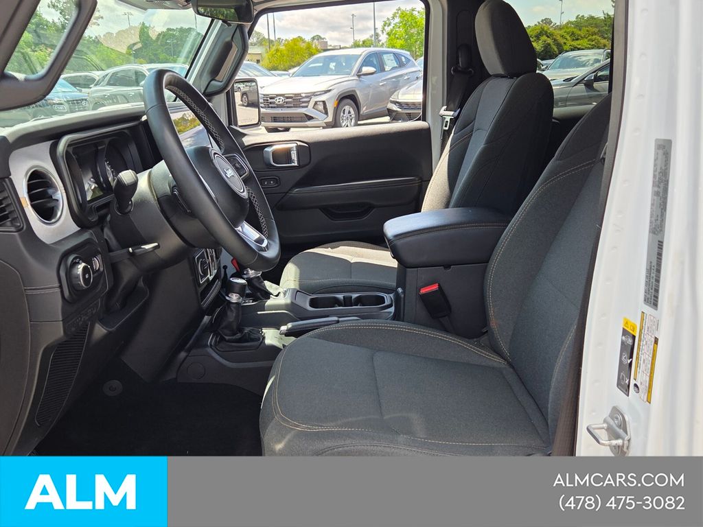 Used 2025 White Jeep Sahara image 5