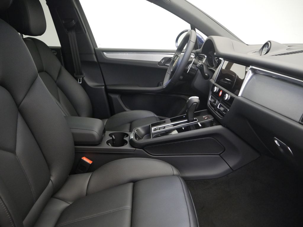 Thumbnail: 2026 Porsche Macan - 26