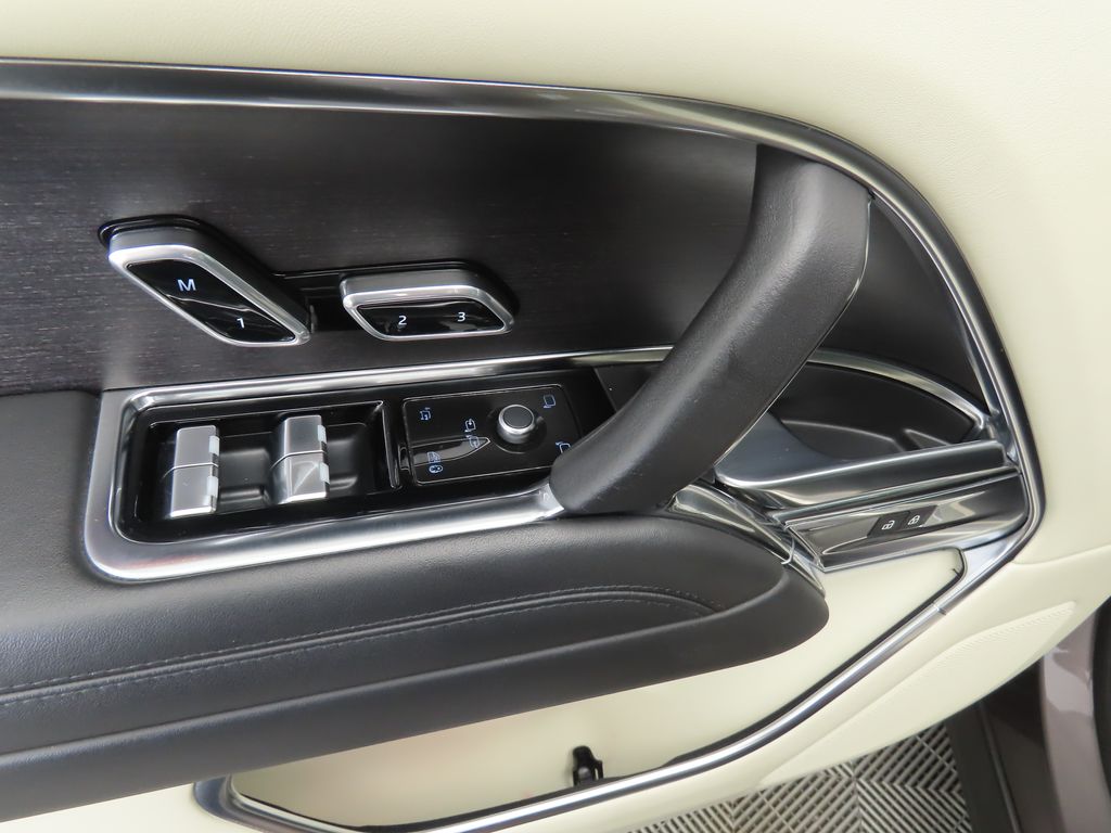 Thumbnail: 2022 Land Rover Range Rover - 23