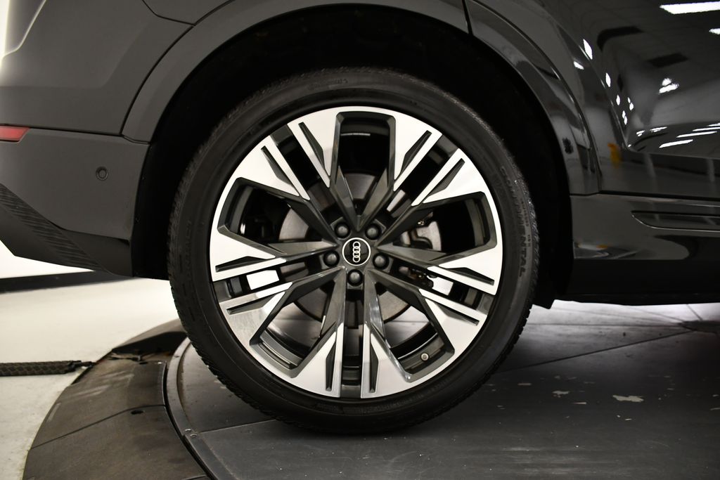 Thumbnail: 2024 Audi Q8 - 14