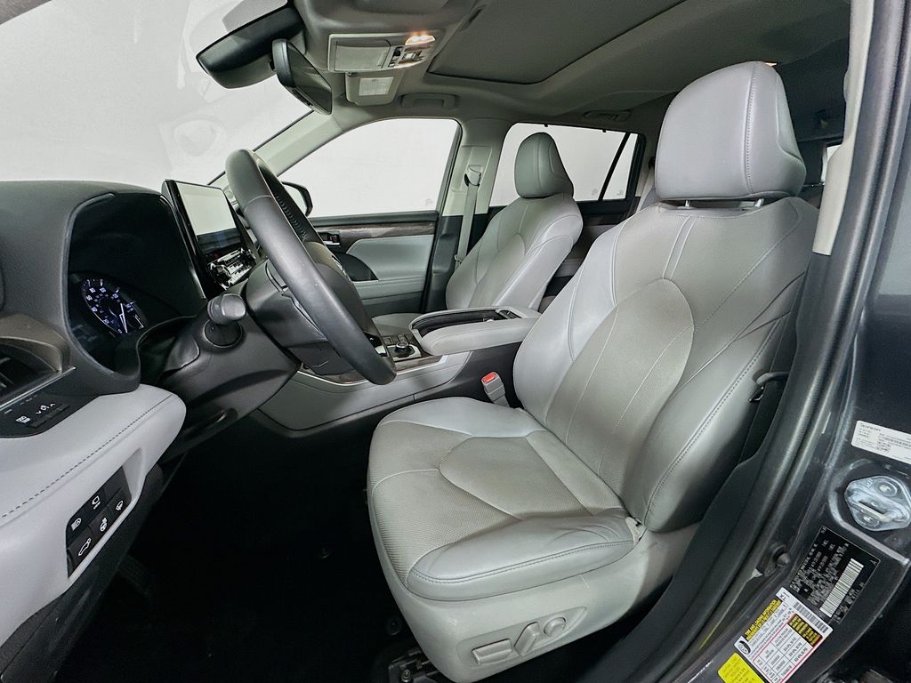 Thumbnail: 2021 Toyota Highlander - 21