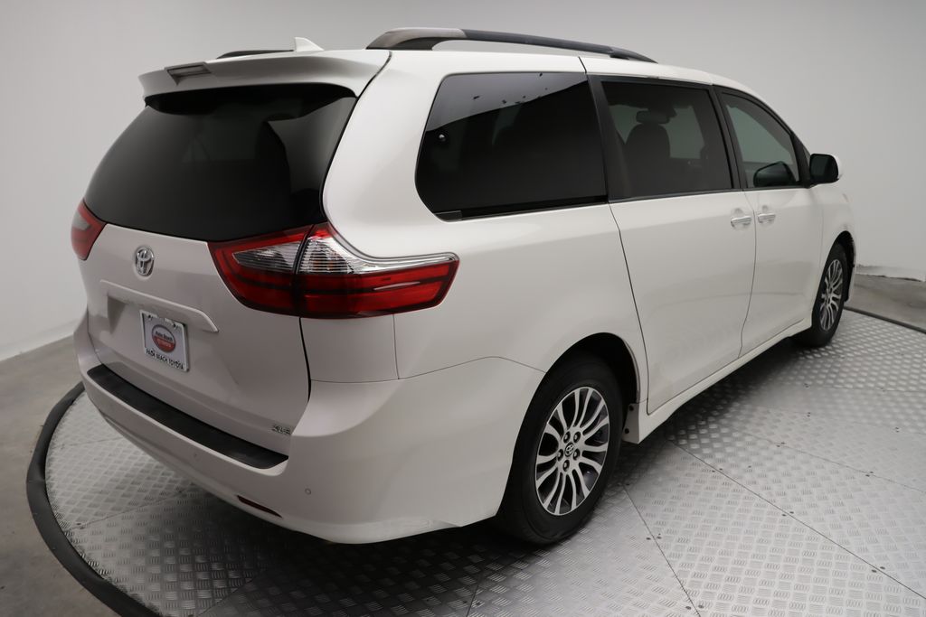 Thumbnail: 2020 Toyota Sienna - 8