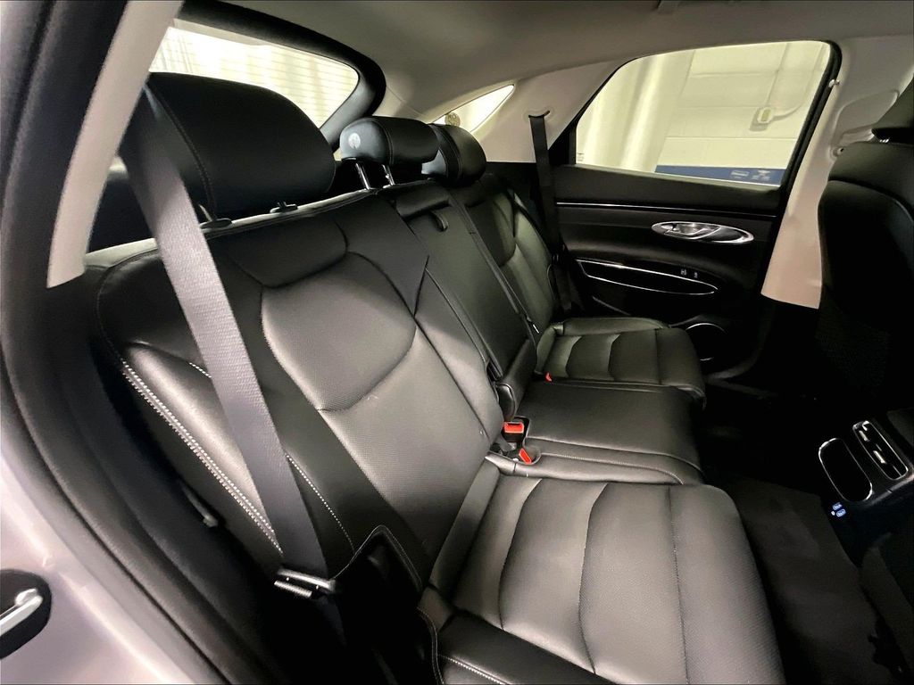 2025 Genesis GV70 — photo 16