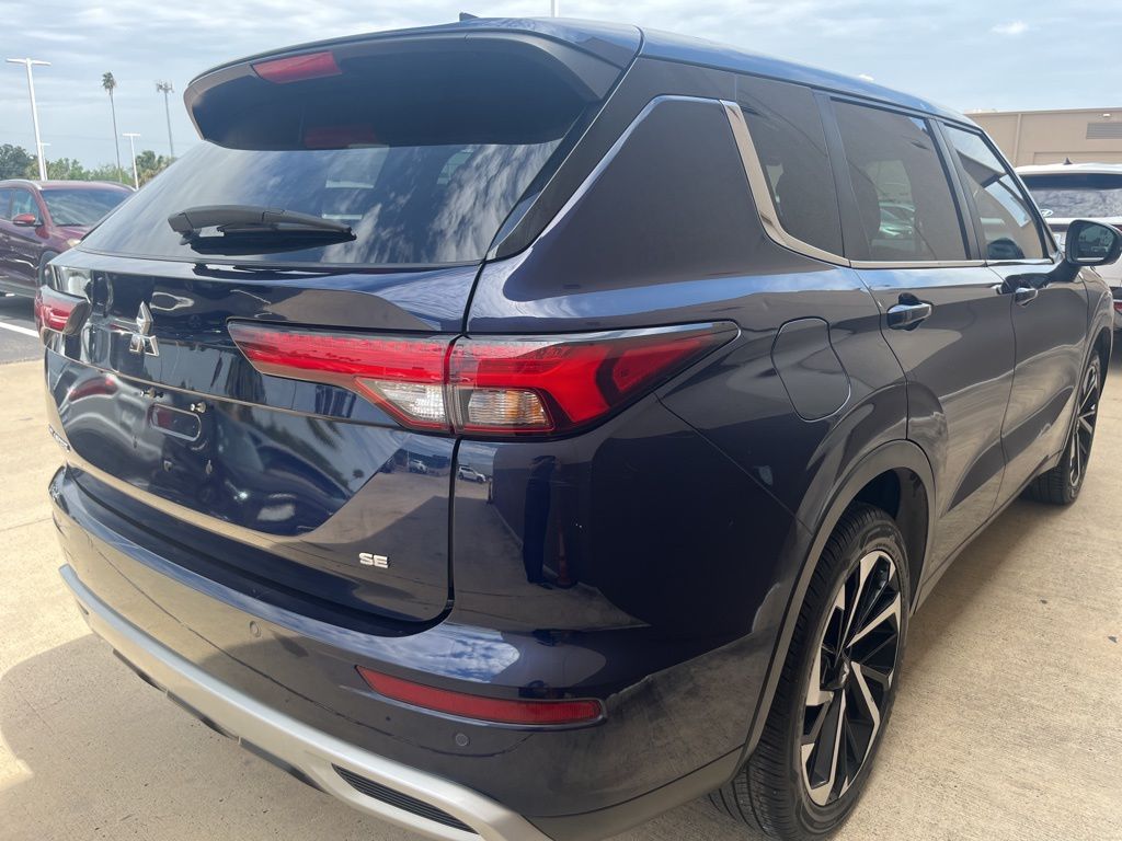 Thumbnail: 2023 Mitsubishi Outlander - 8