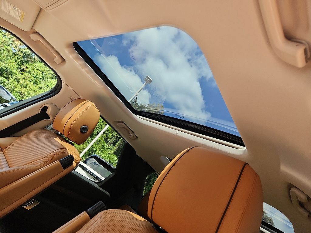 Thumbnail: 2020 Land Rover Discovery - 14