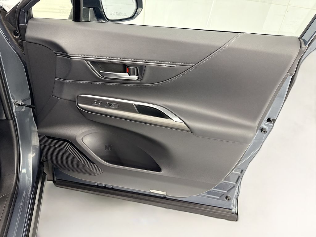 Thumbnail: 2023 Toyota Venza - 25