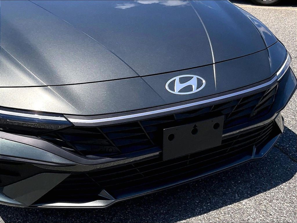 2025 Hyundai Elantra — photo 30