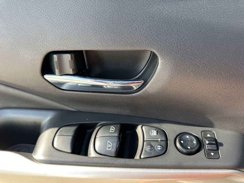 2020 Aspen White/Super Black Nissan Kicks SR FWD SUV