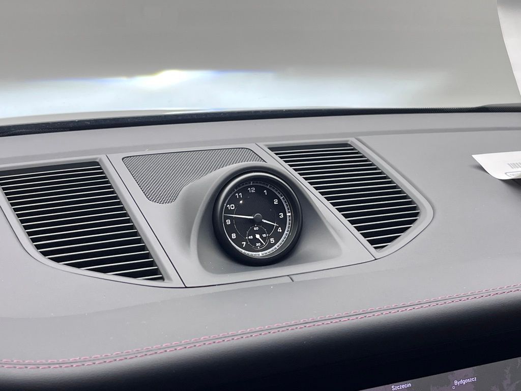 2025 Porsche Macan  21