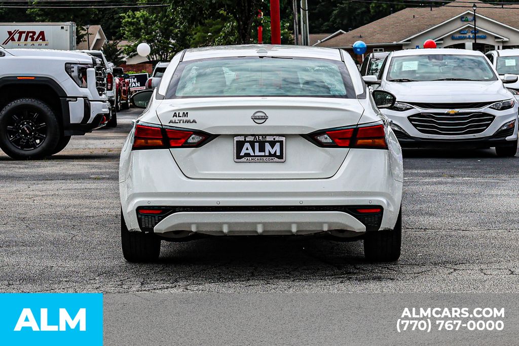 Used 2025 White Nissan 2.5 SV image 12