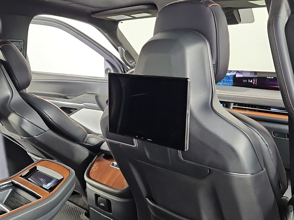 Thumbnail: 2025 Lincoln Navigator - 22