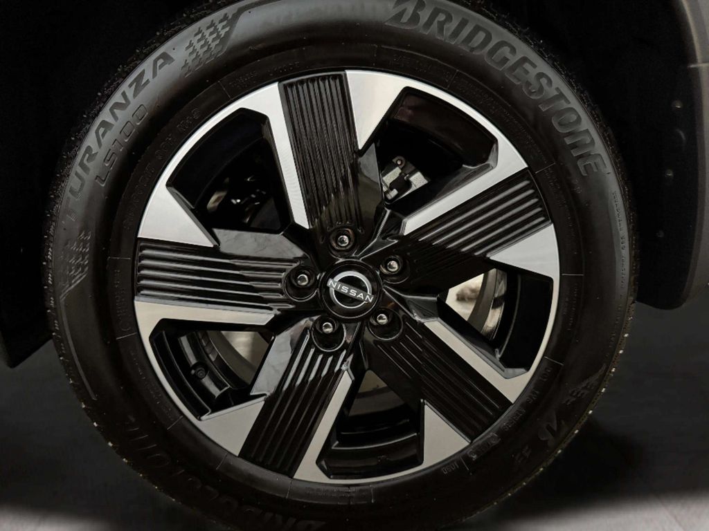 Certified Used 2025 Gun Metallic Nissan SR image 22