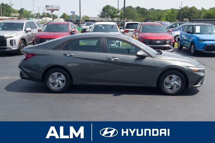 2025 Hyundai Elantra SE photo 4