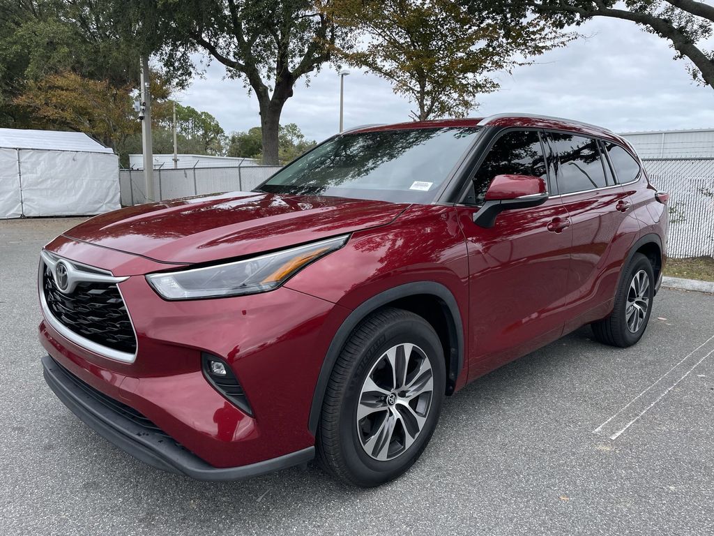2022 Toyota Highlander XLE's photo