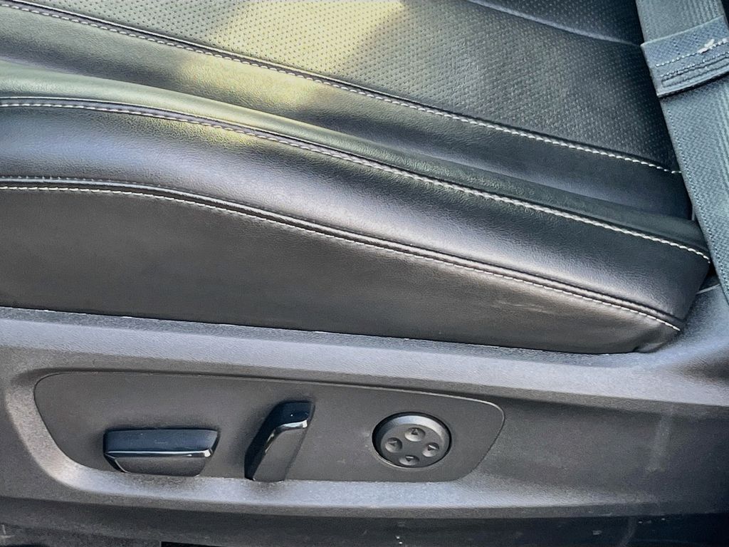 Used 2025 Gray INFINITI LUXE image 20