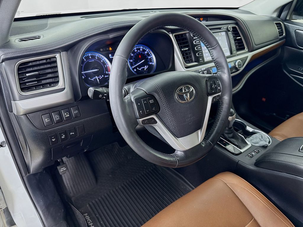 Thumbnail: 2019 Toyota Highlander - 9
