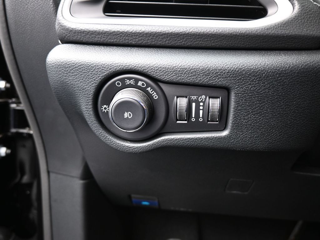 New 2026 Diamond Black Crystal Pearlcoat Chrysler Select image 27