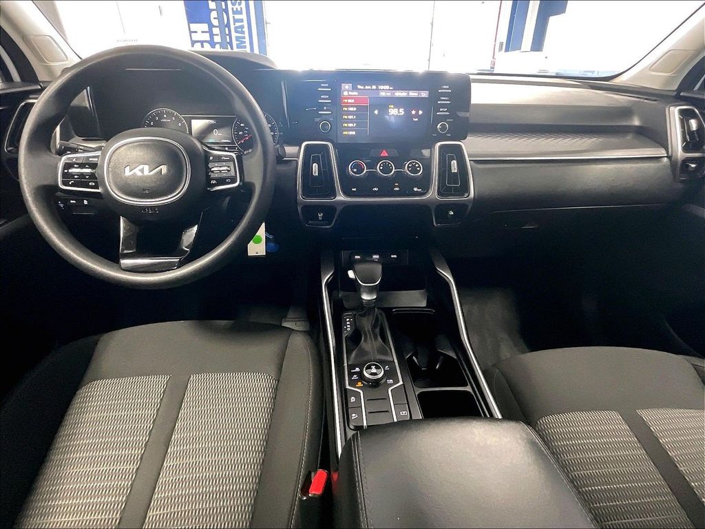 2023 Kia Sorento — photo 21