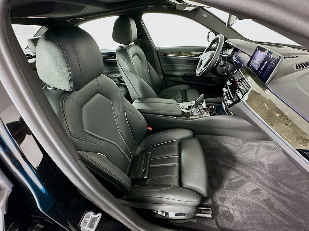 2022 BMW 5 Series 540i xDrive 29