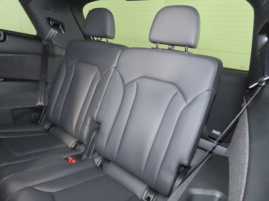 Thumbnail: 2025 Audi Q7 - 26