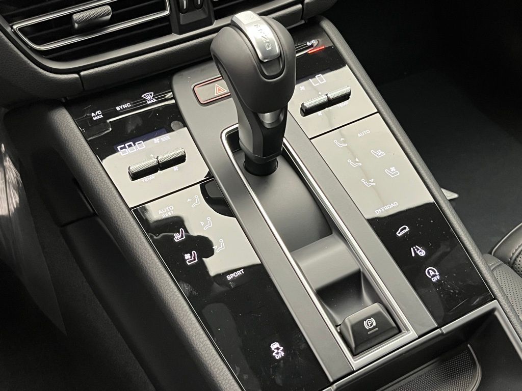 Thumbnail: 2026 Porsche Macan - 15
