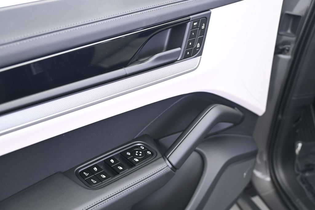 Thumbnail: 2025 Porsche Cayenne - 27