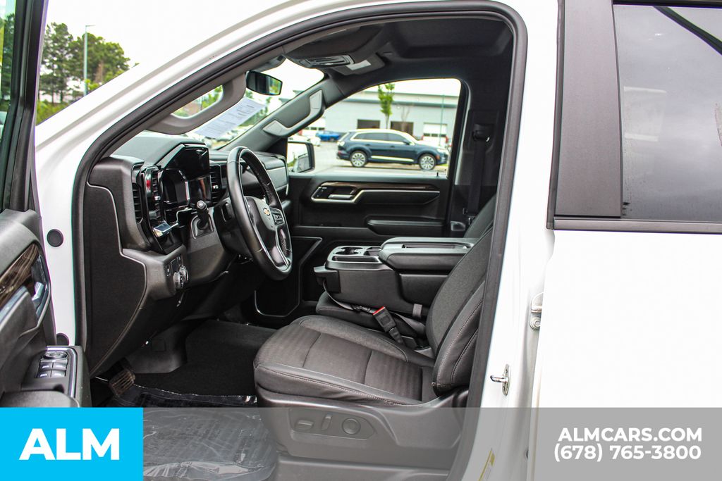 Used 2025 White Chevrolet LT image 17