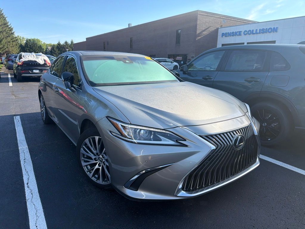 Thumbnail: 2020 Lexus ES - 4