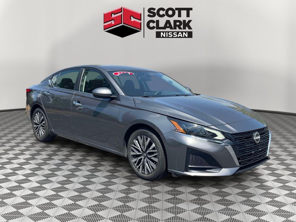 Gray 2023 Nissan Altima Sedan Front-Wheel Drive Continuously Variable Transmission