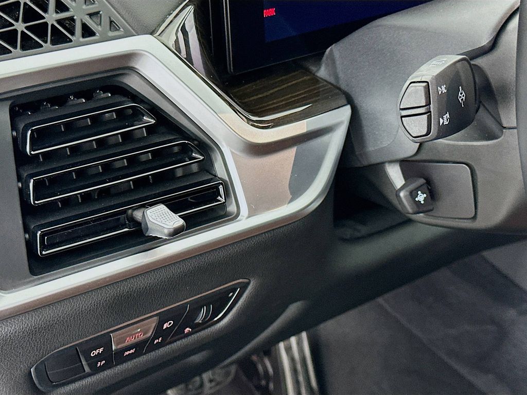 Thumbnail: 2023 BMW X7 - 10